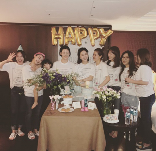 가수 백지영이 지난 4월 서울의 한 호텔에서 뱃속의 아이를 축하하기 위해 절친한 지인들과 베이비 샤워 파티를 치뤘다. <백지영 인스타그램 캡처>